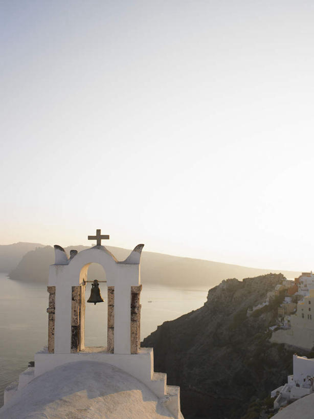 无人,教堂,竖图,室外,白天,正面,旅游,度假,沙滩,山,希腊,欧洲,节日,沙子,海岸,山峰,沙地,山峦,文化,娱乐,祈愿,天空,天,祈祷,享受,休闲,健康,放松,许愿,宗教,信仰,纪念,祈求,信号,基克拉迪群岛,圣托里尼岛,报时,信念,希腊共和国,召集,基克拉泽斯群岛,鸣钟,平安,钟,海滩,彩图,大教堂,礼拜堂