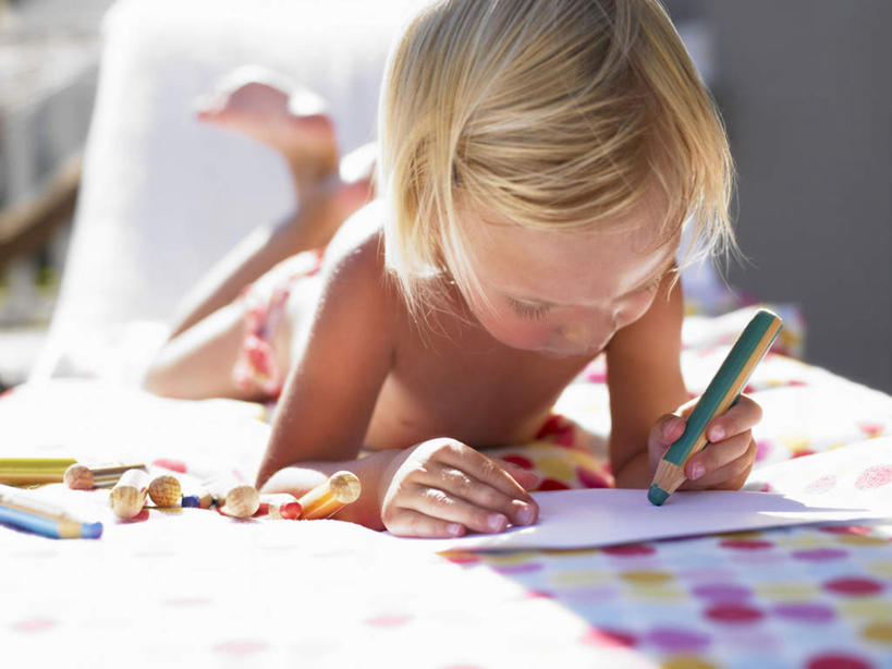 西方人,儿童,一个人,露台,横图,室外,白天,正面,泳装,比基尼,纯洁,阳台,欧洲,欧洲人,仅一个女性,仅一个人,握,阴影,花纹,朦胧,模糊,光线,笔,蜡笔,图案,影子,纸,办公用品,纸张,拿,拿着,注视,光脚,文具,小孩,阳光,学习用品,观察,看,趴着,仅一个小孩,赤脚,金色,可爱,童年,童趣,握着,观看,文具用品,察看,关注,翘起,童真,烂漫,无邪,天真,女孩,女人,女性,白种人,孩子,画纸,画画,趴,半身,彩图,三点式,泳衣,露天阳台,铅画纸,素描纸,短发,女生