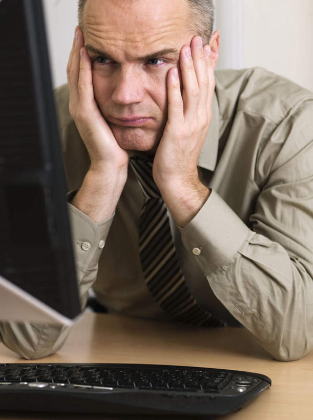 西方人,一个人,商务人士,商务男性,办公室,坐,竖图,室内,白天,正面,衬衫,电脑,显示器,鼠标,键盘,桌面,桌子,欧洲,欧洲人,仅一个男性,仅一个人,仅一个中年男性,撑,套装,网络,办公桌,墙,托腮,注视,输入设备,通讯设备,墙壁,墙面,观察,看,托,台式电脑,观看,懊恼,烦恼,察看,关注,托下巴,通信设备,商务装,工薪阶层,输出设备,男人,男性,中年男性,白种人,白领,上班族,坐着,半身,彩图,衬衣