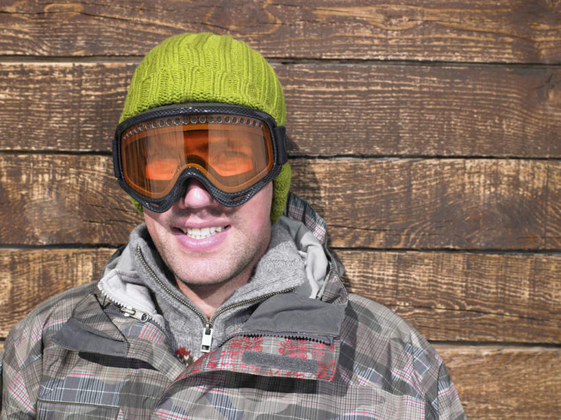 西方人,脸,头,脸颊,一个人,家,木屋,站,笑,微笑,露齿笑,横图,室外,特写,白天,正面,安全,帽子,欧洲,欧洲人,仅一个男性,仅一个人,服装,眼镜,防护,注视,休闲装,肩膀,住宅,仅一个年轻男性,衣服,绿色,观察,看,站着,休闲,休闲服,服饰,观看,护目镜,保护,察看,关注,滑雪镜,保险,保全,周全,安稳,安定,棉帽,安全防护眼镜,平安,男人,男性,年轻男性,白种人,头部,脸部,脸蛋,面部,站立,半身,彩图,茅舍,茅屋,棚屋,小木屋,小屋,雪镜,防护眼镜