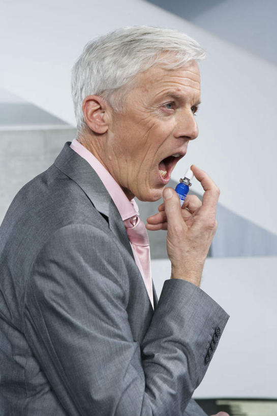 西方人,一个人,商务人士,商务男性,站,竖图,室内,白天,侧面,衬衫,欧洲,欧洲人,仅一个男性,仅一个人,握,套装,领带,拿,拿着,注视,观察,看,站着,张嘴,仅一个老年男性,握着,观看,察看,医疗设备,象征,庄重,关注,医疗器械,商务装,身份,张大嘴巴,工薪阶层,正式,地位,雾化吸入器,吸入器,老年男性,男人,男性,白种人,白领,上班族,张开嘴,站立,半身,彩图,衬衣