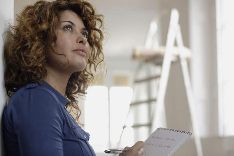 西方人,一个人,站,攀登,横图,室内,白天,侧面,装修,欧洲,欧洲人,仅一个女性,仅一个人,握,阴影,服装,朦胧,模糊,反射,笔,材料,档案,梯子,文件,影子,阶梯,办公用品,注视,休闲装,装潢,水笔,文具,衣服,学习用品,资料,观察,看,站着,仅一个中年女性,休闲,休闲服,爬,握着,服饰,观看,上升,文具用品,一支,察看,关注,文档,人字梯,登高,女人,女性,中年女性,白种人,攀爬,抬头,仰头,站立,半身,彩图