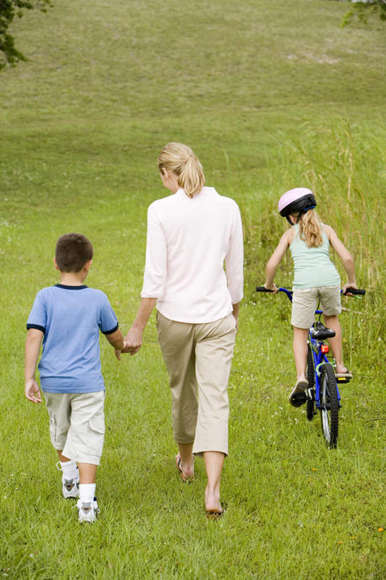 西方人,儿童,中年人,三个人,家庭,母亲,女儿,儿子,坐,走,握手,竖图,俯视,室外,白天,纯洁,草地,草坪,植物,自行车,帽子,欧洲,欧洲人,一排,握,服装,整齐,头盔,休闲装,车,脚踏车,草,排列,小孩,衣服,蓝色,绿色,安全帽,交通工具,骑车,休闲,温暖,温馨,母女,母子,一家人,休闲服,可爱,母爱,童年,童趣,握着,服饰,和睦,队列,载具,童真,烂漫,无邪,天真,男孩,男人,男性,女孩,女人,女性,中年女性,白种人,孩子,步行,搀手,拉手,散步,手搀手,手拉手,手牵手,手握手,走路,坐着,彩图,高角度拍摄,全身,融洽,男生,女生