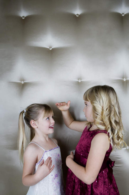 西方人,儿童,两个人,伙伴,朋友,站,笑,微笑,露齿笑,竖图,室内,白天,侧面,裙子,友谊,纯洁,欧洲,欧洲人,连衣裙,测量,墙,注视,相视,墙壁,墙面,小孩,红色,白色,观察,看,站着,面对面,金色,可爱,童年,童趣,比划,观看,对视,吊带裙,察看,互视,关注,相对,童真,烂漫,无邪,相看,天真,友情,女孩,女人,女性,白种人,长发,站立,半身,彩图,女生