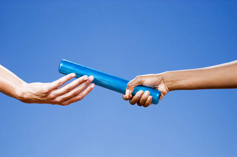 西方人,手,两个人,伙伴,朋友,运动员,跑,横图,室外,特写,白天,仰视,锻炼,友谊,运动,合作,团队,接力跑,赛跑,欧洲,非洲,黑人,欧洲人,双手,一根,接力,握,阴影,传递,光线,接力棒,影子,田径,拿,拿着,蓝色,蓝天,天空,阳光,天,手部,战略,握着,晴朗,接力赛跑,万里无云,联合,合谋,配合,体育,协作,接力赛,年轻女性,女人,女性,非洲人,晴空,晴空万里,体育运动员,运动选手,跑步,半身,彩图,低角度拍摄,健身