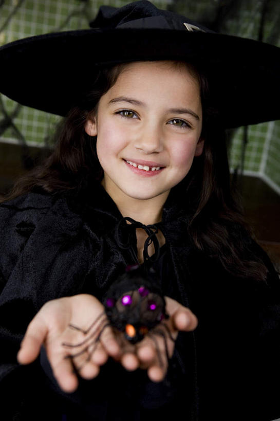 西方人,儿童,一个人,坐,捧,笑,微笑,露齿笑,竖图,室内,夜晚,正面,纯洁,帽子,欧洲,欧洲人,仅一个女性,仅一个人,昆虫,蜘蛛,墙,注视,墙壁,墙面,一个,小孩,黑色,动物,模型,观察,看,仅一个小孩,可爱,童年,童趣,单个,观看,察看,八脚螅,关注,节肢动物,益虫,童真,烂漫,无邪,巫师帽,波丝,袍子,天真,女孩,女人,女性,白种人,孩子,端,端着,捧着,手捧,坐着,半身,彩图,女生