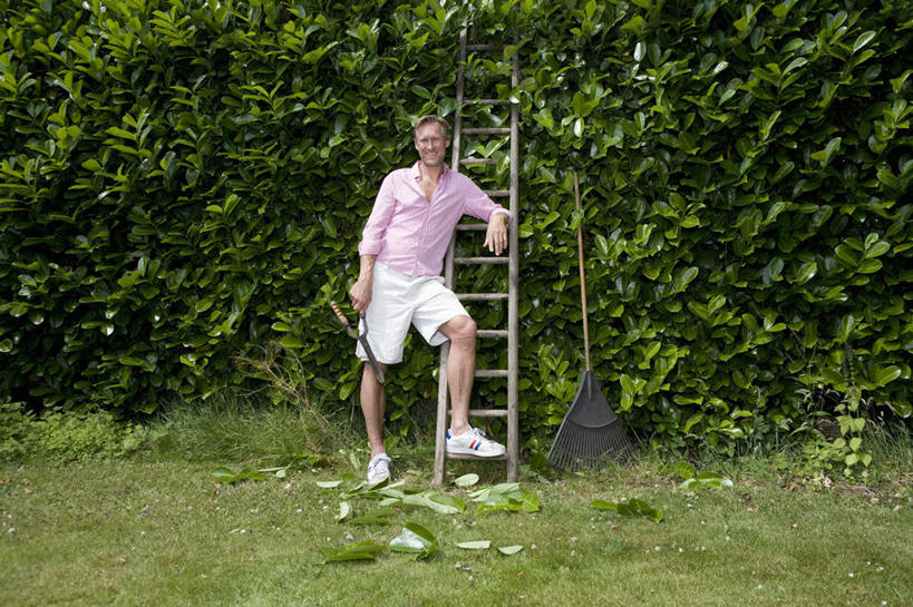 西方人,一个人,站,攀登,横图,室外,白天,正面,草地,草坪,树林,植物,金属制品,欧洲,欧洲人,仅一个男性,仅一个人,仅一个中年男性,握,修剪,阴影,服装,光线,金属,工具,剪刀,扫帚,梯子,影子,阶梯,拿,拿着,注视,休闲装,草,树,树木,衣服,粉色,绿色,阳光,自然,观察,看,靠,靠着,清洁,倚靠,站着,休闲,休闲服,爬,握着,服饰,生长,成长,观看,上升,裁剪,扫把,察看,卫生,剪子,剪裁,切割,倚着,关注,保洁,笤帚,登高,男人,男性,中年男性,白种人,攀爬,站立,彩图,全身