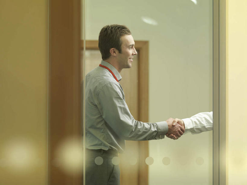 西方人,两个人,同事,商务人士,商务男性,站,握手,笑,微笑,露齿笑,横图,室内,白天,侧面,衬衫,成功,合作,团队,集体,信心,窗户,落地窗,门,欧洲,欧洲人,套装,朦胧,模糊,墙,注视,队伍,玻璃窗,墙壁,墙面,门框,观察,看,站着,观看,察看,领导,成就,关注,商务装,合伙,领袖,工薪阶层,男人,男性,中年男性,白种人,白领,上班族,搀手,拉手,手搀手,手拉手,手牵手,手握手,站立,半身,彩图,衬衣