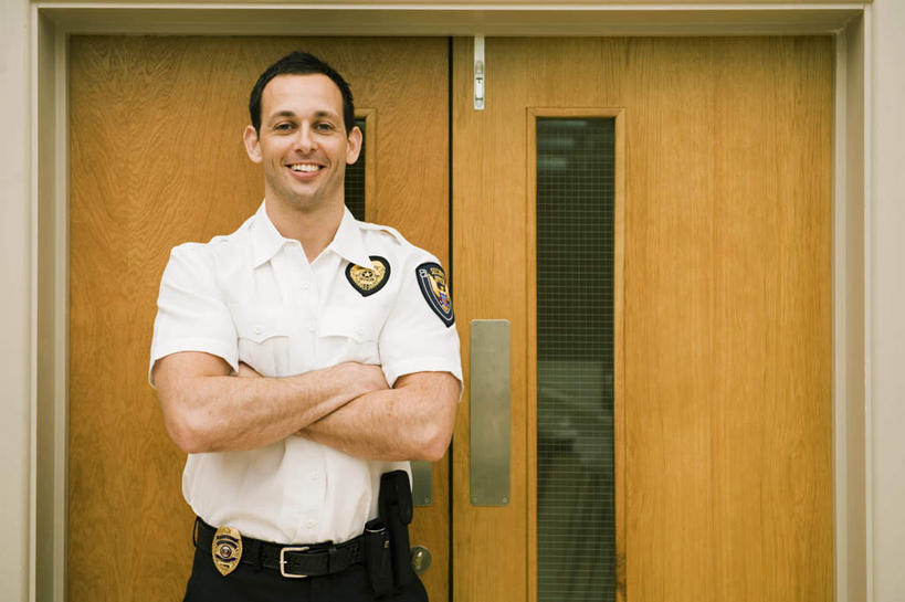 西方人,一个人,站,笑,双手交叉,微笑,露齿笑,横图,室内,白天,正面,工作服,制服,门,欧洲,欧洲人,仅一个男性,仅一个人,仅一个中年男性,标志,注视,标识,门框,观察,看,站着,观看,察看,徽章,双手抱胸,关注,警徽,工作制服,男人,男性,中年男性,白种人,站立,半身,彩图,工作套服