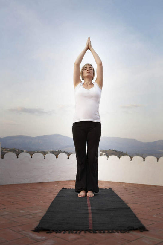 西方人,一个人,栏杆,露台,站,举,竖图,室外,白天,正面,锻炼,旅游,度假,瑜伽,运动,山,山脉,阳台,欧洲,欧洲人,仅一个女性,仅一个人,服装,背心,毯子,山峰,云,云朵,围栏,山峦,云彩,娱乐,护栏,衣服,蓝色,白云,蓝天,天空,瑜伽垫,垫子,群山,天,托,站着,仅一个中年女性,享受,休闲,放松,养生,服饰,晴朗,衣着,穿着,室外运动,瑜伽毯,户外运动,树式,衣饰,体育,女人,女性,中年女性,白种人,晴空,举起,举手,举着,向上举,向上伸,向上托,站立,彩图,全身,健身,露天阳台