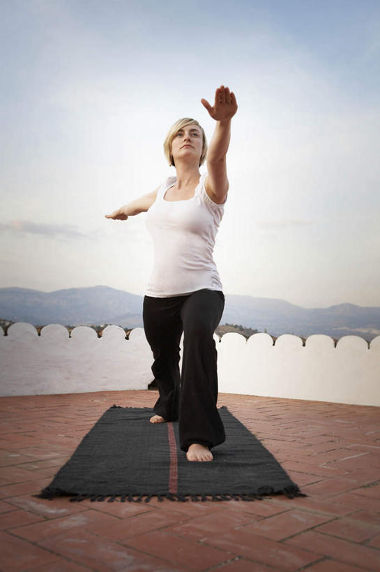 西方人,一个人,栏杆,露台,站,伸展双臂,竖图,室外,白天,正面,锻炼,旅游,度假,运动,山,山脉,阳台,欧洲,欧洲人,仅一个女性,仅一个人,服装,背心,毯子,山峰,云,云朵,围栏,山峦,云彩,娱乐,护栏,衣服,蓝色,白云,蓝天,天空,瑜伽垫,垫子,群山,天,站着,仅一个中年女性,享受,休闲,放松,服饰,晴朗,衣着,穿着,室外运动,瑜伽毯,户外运动,衣饰,女人,女性,中年女性,白种人,晴空,敞开双臂,伸开双臂,展开双肩,站立,张开手臂,张开双臂,彩图,全身,健身,露天阳台