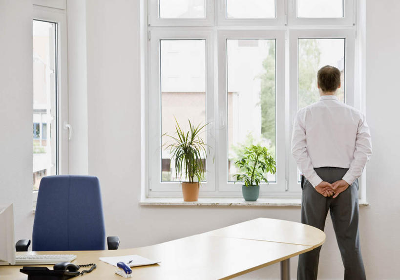 西方人,一个人,商务人士,商务男性,办公室,站,打电话,横图,室内,白天,衬衫,键盘,植物,窗户,桌子,电话,椅子,欧洲,欧洲人,仅一个男性,仅一个人,仅一个中年男性,连接,阴影,组合,套装,反射,材料,档案,盆栽,文件,影子,纸,办公桌,墙,办公用品,订书机,盆景,输入设备,通讯设备,玻璃窗,墙壁,墙面,背面,绿色,白色,自然,话筒,会议椅,手稿,资料,站着,电话线,生长,成长,链接,办公椅,证明,装订,固定电话,拼接,杠杆,拼凑,文档,通信设备,商务装,订书器,工薪阶层,背手,拼合,凑集,聚合,撮合,链结,缝合,商务椅,培训椅,交流,男人,男性,中年男性,白种人,白领,上班族,电话机,沟通,通话,站立,半身,彩图,衬衣