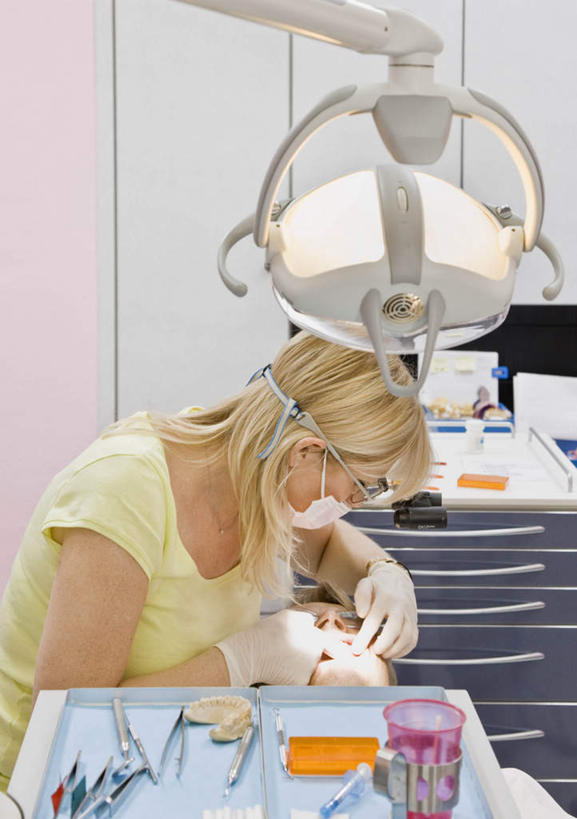 西方人,两个人,医生,病人,医院,躺,竖图,室内,白天,侧面,工作服,制服,机器,餐具,照明,欧洲,欧洲人,握,阴影,分离,光线,医学,碟子,镊子,盘,影子,灯光,过滤,拿,分开,拿着,注视,设备,吊灯,灯,盘子,口罩,手套,灯具,碟,低头,观察,看,医护人员,医疗人员,隔断,橡胶,握着,遮掩,观看,隔离,照亮,察看,医疗,医疗设备,卫生,掩盖,遮挡,照明设备,关注,净化,病患,间隔,医疗器械,橡胶手套,预防,医疗工具,橡胶制品,遮盖,防尘,医疗机构,牙钻,医用手套,掩饰,断绝,隔开,屏蔽,屏绝,远离,中断,阻遏,阻隔,工作制服,检测工具,卧着,男人,男性,年轻男性,年轻女性,女人,女性,白种人,大夫,患者,就医者,躺着,卧,半身,彩图,工作套服,病院,诊所,牙科椅,牙科治疗椅,牙椅