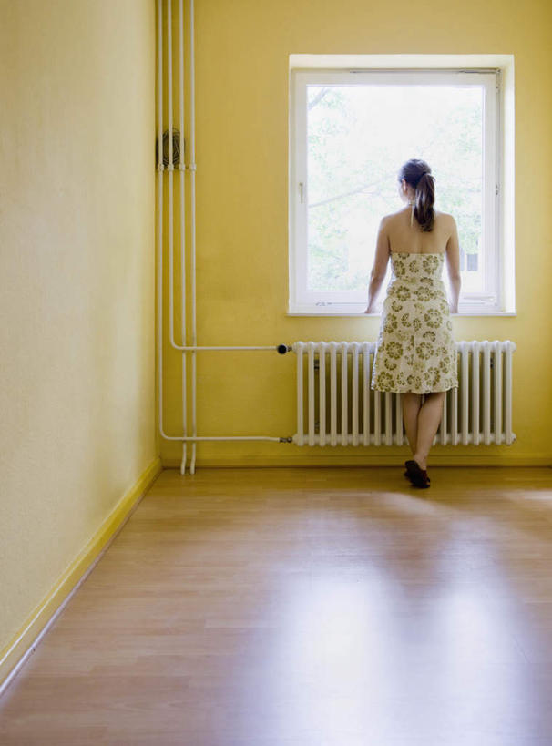 西方人,一个人,站,竖图,室内,白天,窗户,地板,欧洲,欧洲人,仅一个女性,仅一个人,服装,墙,地面,注视,休闲装,木地板,玻璃窗,墙壁,墙面,背面,衣服,观察,看,站着,仅一个中年女性,休闲,休闲服,服饰,观看,散热,察看,关注,女人,女性,中年女性,白种人,站立,彩图,全身,CPU散热器,热管散热器,散热器