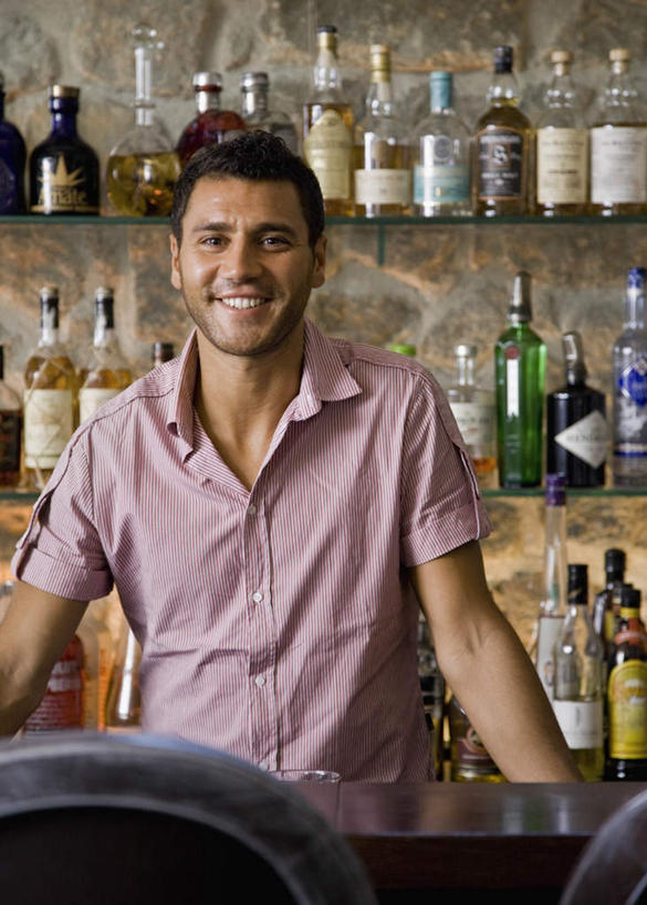 西方人,一个人,酒吧,站,笑,微笑,露齿笑,竖图,室内,白天,正面,桌面,桌子,椅子,欧洲,欧洲人,仅一个男性,仅一个人,一排,许多,服装,整齐,木制,很多,注视,休闲装,调酒师,架子,玻璃制品,酒瓶,排列,仅一个年轻男性,衣服,玻璃瓶,木制品,瓶子,观察,看,站着,休闲,休闲服,服饰,观看,察看,队列,关注,男人,男性,年轻男性,白种人,站立,半身,彩图,酒吧间,酒馆