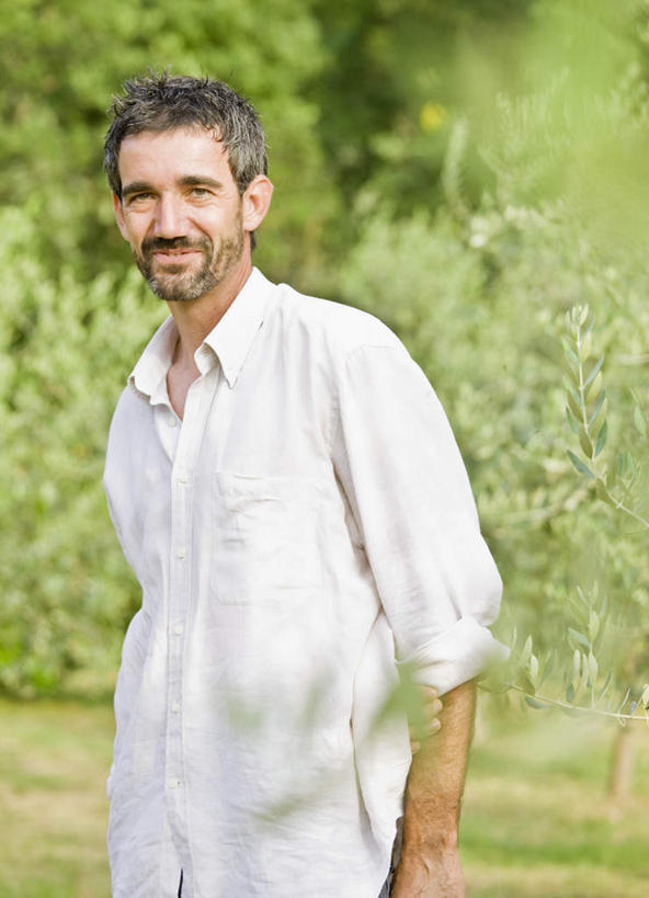 西方人,一个人,站,竖图,室外,白天,正面,草地,草坪,植物,欧洲,欧洲人,仅一个男性,仅一个人,仅一个中年男性,阴影,服装,朦胧,模糊,光线,影子,注视,休闲装,草,树,树木,衣服,绿色,阳光,自然,观察,看,站着,休闲,休闲服,服饰,生长,成长,观看,察看,关注,橄榄树,齐墩果,油橄榄,男人,男性,中年男性,白种人,站立,半身,彩图