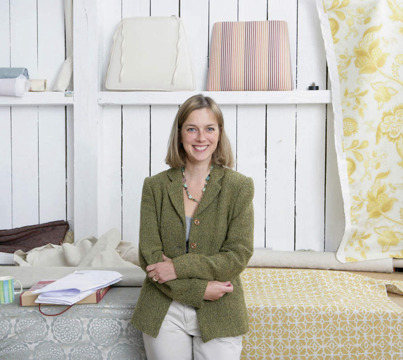 西方人,一个人,裁缝,站,笑,双手交叉,微笑,露齿笑,横图,室内,白天,正面,沙发,欧洲,欧洲人,仅一个女性,仅一个人,花纹,服装,布,材料,档案,图案,文件,纸,墙,布纹,注视,休闲装,墙壁,墙面,衣服,手稿,资料,观察,看,站着,仅一个中年女性,休闲,休闲服,服饰,观看,布匹,证明,察看,双手抱胸,关注,文档,布艺沙发,女人,女性,中年女性,白种人,裁缝师,站立,半身,彩图