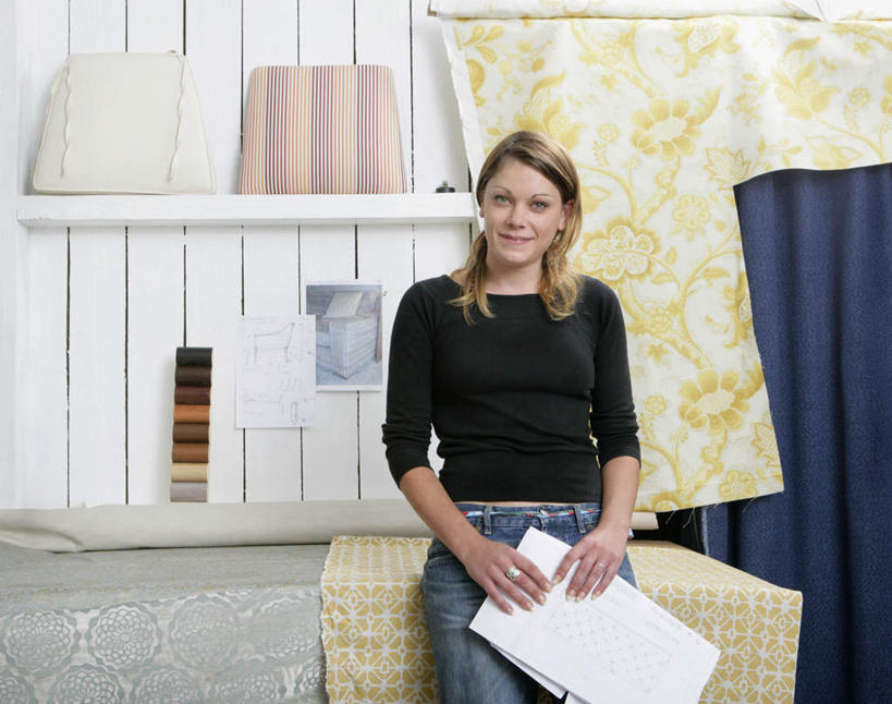 西方人,一个人,裁缝,站,笑,微笑,横图,室内,白天,正面,沙发,书籍,欧洲,欧洲人,仅一个年轻女性,仅一个女性,仅一个人,握,花纹,服装,布,图案,墙,拿,布纹,拿着,注视,休闲装,墙壁,墙面,衣服,观察,看,靠,靠着,站着,休闲,休闲服,握着,服饰,观看,布匹,察看,关注,布艺沙发,年轻女性,女人,女性,白种人,裁缝师,书,图书,站立,半身,彩图