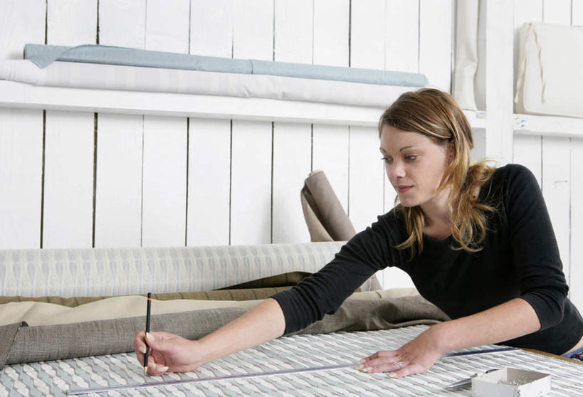 西方人,一个人,裁缝,站,横图,室内,白天,正面,欧洲,欧洲人,仅一个年轻女性,仅一个女性,仅一个人,握,花纹,服装,笔,布,图案,图纸,墙,办公用品,设计图,拿,布纹,拿着,注视,休闲装,墙壁,墙面,文具,衣服,学习用品,观察,看,站着,休闲,休闲服,握着,服饰,观看,布匹,文具用品,察看,关注,工程图,草图,蓝图,年轻女性,女人,女性,白种人,裁缝师,设计,站立,半身,彩图