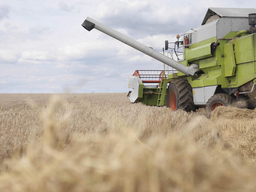 无人,农田,横图,室外,白天,正面,农业,庄稼,农作物,汽车,朦胧,模糊,云,云朵,麦田,云彩,车,蓝色,白云,蓝天,天空,交通工具,天,机械,晴朗,载具,拖拉机,交通运输,农用机械,晴空,彩图,耕地,庄稼田