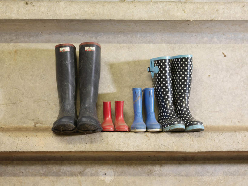 无人,横图,室内,特写,白天,正面,静物,鞋子,一排,阴影,整齐,反射,影子,雨鞋,雨靴,置物架,靴子,架子,排列,队列,胶鞋,陈列架,搁架,彩图