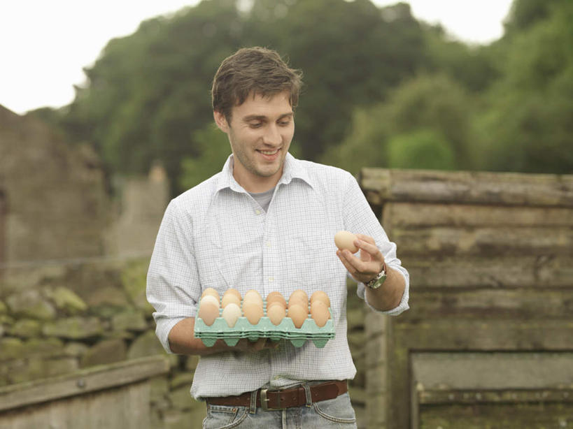 西方人,一个人,农民,家,木屋,农场,栏杆,站,笑,微笑,横图,室外,白天,正面,畜牧业,牧场,植物,欧洲,欧洲人,仅一个男性,仅一个人,一排,握,服装,环保,整齐,并列,并排,时间,蛋格,时钟,手表,栅栏,篱笆,围栏,蛋,鸡蛋,拿,计时,拿着,注视,休闲装,护栏,住宅,树,树木,排列,仅一个年轻男性,衣服,绿色,自然,钟表,观察,看,站着,休闲,休闲服,表,握着,服饰,生长,能源,成长,观看,腕表,回收,资源,察看,队列,关注,平行,利用,低碳,循环,畜牧,蛋托,牧业,蛋盒,卵,持续,男人,男性,年轻男性,白种人,钟,佃农,农场主,农夫,农工,乡下人,小农,庄稼人,站立,半身,彩图,茅舍,茅屋,棚屋,小木屋,小屋