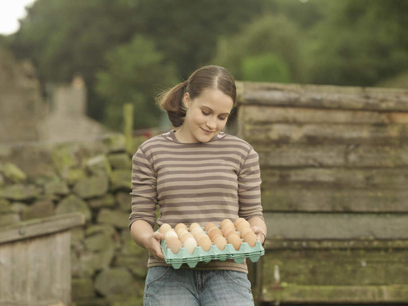 西方人,一个人,家,木屋,农场,栏杆,站,笑,微笑,横图,室外,白天,正面,畜牧业,牧场,植物,欧洲,欧洲人,仅一个年轻女性,仅一个女性,仅一个人,一排,握,服装,环保,整齐,并列,并排,蛋格,栅栏,篱笆,围栏,蛋,鸡蛋,拿,拿着,注视,休闲装,护栏,住宅,树,树木,排列,衣服,绿色,自然,观察,看,站着,休闲,休闲服,握着,服饰,生长,能源,成长,观看,回收,资源,察看,队列,关注,平行,利用,低碳,循环,畜牧,蛋托,牧业,蛋盒,卵,持续,年轻女性,女人,女性,白种人,站立,半身,彩图,茅舍,茅屋,棚屋,小木屋,小屋