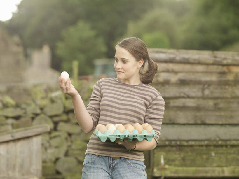 西方人,一个人,家,木屋,农场,栏杆,站,笑,微笑,横图,室外,白天,正面,畜牧业,牧场,植物,欧洲,欧洲人,仅一个年轻女性,仅一个女性,仅一个人,一排,握,服装,环保,整齐,并列,并排,蛋格,栅栏,篱笆,围栏,蛋,鸡蛋,拿,拿着,注视,休闲装,护栏,住宅,树,树木,排列,衣服,绿色,自然,观察,看,站着,休闲,休闲服,握着,服饰,生长,能源,成长,观看,回收,资源,察看,队列,关注,平行,利用,低碳,循环,畜牧,蛋托,牧业,蛋盒,卵,持续,年轻女性,女人,女性,白种人,站立,半身,彩图,茅舍,茅屋,棚屋,小木屋,小屋