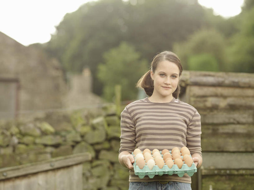 西方人,一个人,家,木屋,农场,栏杆,站,笑,微笑,横图,室外,白天,正面,畜牧业,牧场,植物,欧洲,欧洲人,仅一个年轻女性,仅一个女性,仅一个人,一排,握,服装,环保,整齐,并列,并排,蛋格,栅栏,篱笆,围栏,蛋,鸡蛋,拿,拿着,注视,休闲装,护栏,住宅,树,树木,排列,衣服,绿色,自然,观察,看,站着,休闲,休闲服,握着,服饰,生长,能源,成长,观看,回收,资源,察看,队列,关注,平行,利用,低碳,循环,畜牧,蛋托,牧业,蛋盒,卵,持续,年轻女性,女人,女性,白种人,站立,半身,彩图,茅舍,茅屋,棚屋,小木屋,小屋