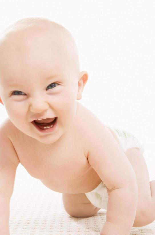 西方人,婴儿,儿童,一个人,笑,大笑,竖图,室内,白天,白色背景,正面,兴奋,纯洁,欧洲,欧洲人,仅一个人,注视,尿布,纸尿裤,尿不湿,小孩,观察,看,趴着,张嘴,可爱,摄影,活泼,影棚,观看,察看,纸尿布,关注,宝宝,张大嘴巴,纯真,烂漫,无邪,哈哈大笑,纸尿片,伶俐,天真,白种人,孩子,张开嘴,趴,半身,彩图,影棚拍摄,高兴,狂笑,拍摄