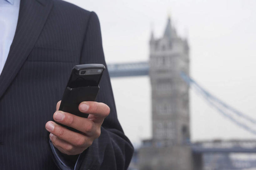 西方人,手,一个人,商务人士,商务男性,打电话,横图,室外,特写,白天,正面,衬衫,大桥,桥梁,电话,手机,英国,欧洲,伦敦,欧洲人,仅一个男性,仅一个人,仅一个中年男性,握,套装,朦胧,模糊,桥,首都,拿,拿着,通讯设备,伦敦塔桥,泰晤士河,手部,握着,单手,西欧,商务装,大不列颠,工薪阶层,大不列颠及北爱尔兰联合王国,塔桥,大不列颠联合王国,日不落英帝国,雾都,交流,男人,男性,中年男性,白种人,白领,上班族,沟通,通话,半身,彩图,衬衣