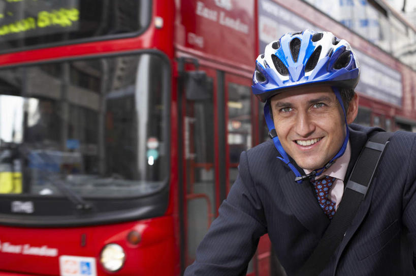 西方人,一个人,商务人士,商务男性,坐,笑,微笑,露齿笑,横图,室外,白天,正面,衬衫,公共汽车,帽子,欧洲,欧洲人,仅一个男性,仅一个人,仅一个中年男性,套装,包,公文包,头盔,巴士,领带,公交车,注视,双层巴士,车,安全帽,交通工具,观察,看,骑车,公事包,观看,察看,象征,庄重,关注,载具,商务装,身份,工薪阶层,正式,地位,双层公共汽车,男人,男性,中年男性,白种人,白领,上班族,坐着,半身,彩图,衬衣