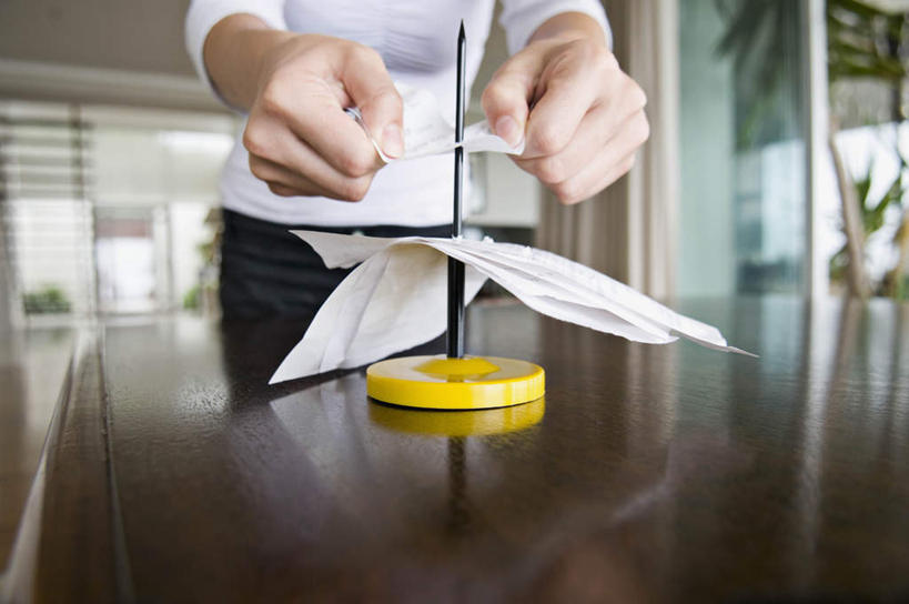 西方人,手,一个人,办公室,横图,室内,特写,白天,正面,家具,桌子,欧洲,欧洲人,双手,仅一个年轻女性,仅一个女性,仅一个人,握,服装,朦胧,模糊,办公桌,拿,拿着,休闲装,衣服,休闲,手部,休闲服,握着,服饰,账单,票据,发票,小票,办公家具,菜单叉,传票叉,单插,单据叉,单据插,票叉,票插,票据叉,纸插,年轻女性,女人,女性,白种人,半身,彩图,收据