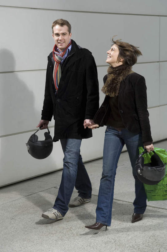 西方人,两个人,坐,握手,竖图,室外,白天,正面,爱情,帽子,欧洲,欧洲人,阴影,服装,装饰,反射,头盔,影子,墙,浪漫,注视,休闲装,墙壁,墙面,衣服,安全帽,围巾,观察,看,休闲,温暖,温馨,休闲服,恩爱,恋人,服饰,围脖,观看,保暖,华丽,点缀,和睦,察看,御寒,关注,衬托,美观,雅致,雅观,男人,男性,年轻男性,年轻女性,女人,女性,白种人,情侣,搀手,拉手,手搀手,手拉手,手牵手,手握手,坐着,彩图,全身,伴侣,融洽