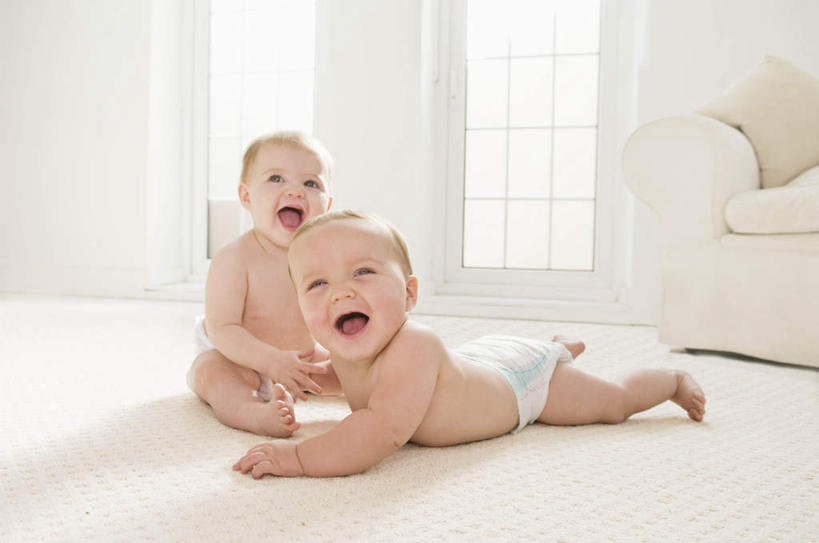 西方人,婴儿,儿童,两个人,家庭,客厅,坐,横图,室内,白天,正面,纯洁,窗户,靠垫,沙发,欧洲,欧洲人,墙,靠枕,注视,尿布,纸尿裤,尿不湿,玻璃窗,墙壁,墙面,小孩,抱枕,枕头,观察,看,趴着,张嘴,温暖,温馨,一家人,可爱,活泼,观看,和睦,察看,起居室,纸尿布,关注,宝宝,张大嘴巴,布艺沙发,纯真,烂漫,无邪,纸尿片,客堂,伶俐,天真,白种人,孩子,张开嘴,趴,坐着,彩图,全身,融洽