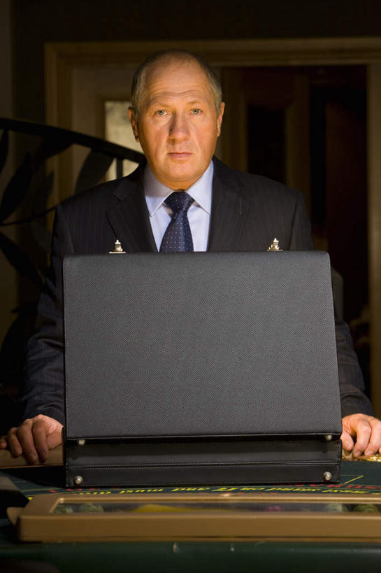 西方人,一个人,站,竖图,室内,白天,正面,衬衫,西装,游戏,赌博,贪欲,竞争,门,欧洲,欧洲人,仅一个男性,仅一个人,握,套装,正装,包,公文包,领带,拿,玩,拿着,注视,职业装,娱乐,刺激,门框,观察,看,站着,仅一个老年男性,休闲,握着,赌场,公事包,观看,活动,察看,发泄,关注,消遣,智力,博彩,投机,侥幸,欲望,宣泄,老年男性,男人,男性,白种人,玩耍,嬉戏,站立,半身,彩图,衬衣,胜负,输赢,娱乐场