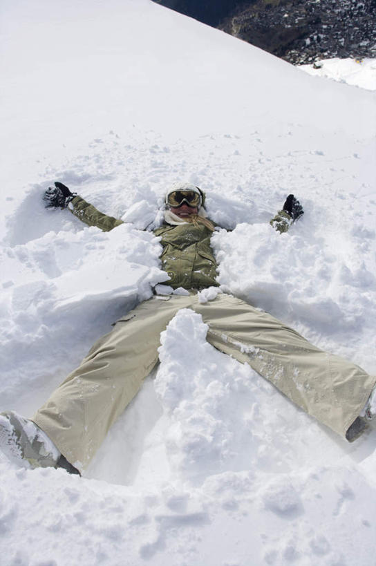 西方人,一个人,躺,伸展双臂,竖图,俯视,室外,白天,雪,大雪,欧洲,欧洲人,仅一个年轻女性,仅一个女性,仅一个人,服装,积雪,雪景,冬季,冬天,注视,衣服,观察,看,温暖,寒冷,服饰,观看,张开双腿,保暖,察看,御寒,关注,滑雪服,严寒,展开双腿,竞技服,旅游服,卧着,冬装,年轻女性,女人,女性,白种人,敞开双臂,伸开双臂,躺着,卧,展开双肩,张开手臂,张开双臂,半身,彩图,高角度拍摄,伸展双腿