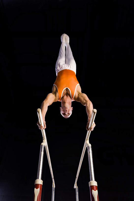 西方人,一个人,运动员,竖图,室内,白天,仰视,运动服,锻炼,运动,双杠,欧洲,欧洲人,仅一个男性,仅一个人,撑,黑色背景,服装,体操,注视,运动器械,仅一个年轻男性,衣服,观察,看,健身器械,活力,摄影,服饰,影棚,观看,察看,撑着,优美,衣着,穿着,关注,健身器材,体操服,自由体操,衣饰,体育,男人,男性,年轻男性,白种人,体育运动员,运动选手,彩图,低角度拍摄,全身,影棚拍摄,健身,拍摄,半体服,运动器材,运动装