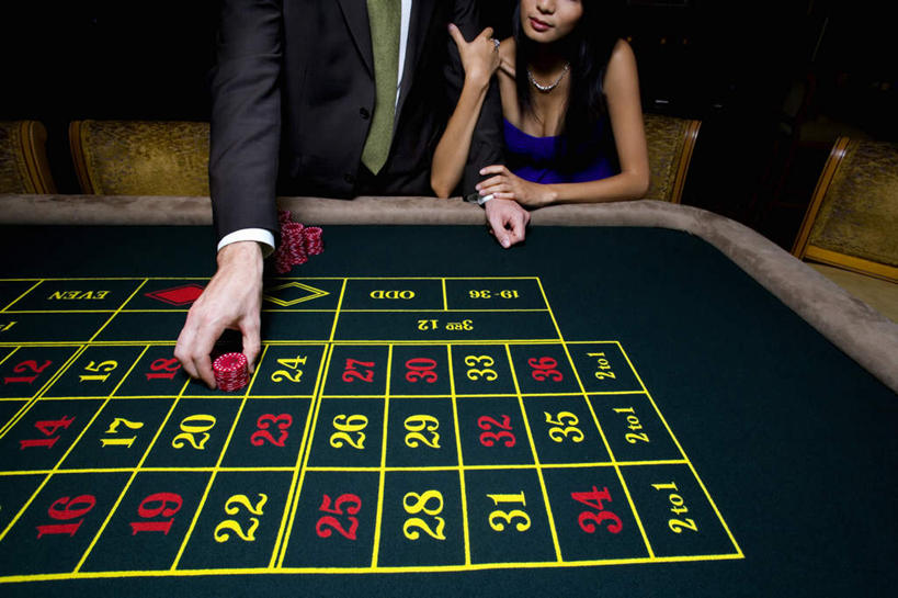 东方人,两个人,商务人士,商务男性,站,坐,横图,室内,白天,正面,衬衫,爱情,游戏,赌博,贪欲,竞争,桌面,桌子,玩具,亚洲,一排,许多,弯腰,握,套装,服装,整齐,木制,标志,数字,文字,字符,很多,浪漫,拿,玩,拿着,注视,休闲装,黄种人,娱乐,标识,刺激,排列,衣服,木制品,观察,看,站着,休闲,温暖,温馨,休闲服,恩爱,握着,筹码,赌场,恋人,阿拉伯数字,服饰,观看,活动,计数,和睦,察看,队列,发泄,关注,消遣,智力,赌具,商务装,博彩,积累,累积,工薪阶层,投机,侥幸,欲望,宣泄,弯身,筹马,记数,男人,男性,年轻男性,年轻女性,女人,女性,亚洲人,情侣,白领,上班族,玩耍,嬉戏,站立,坐着,半身,彩图,衬衣,伴侣,融洽,胜负,输赢,娱乐场