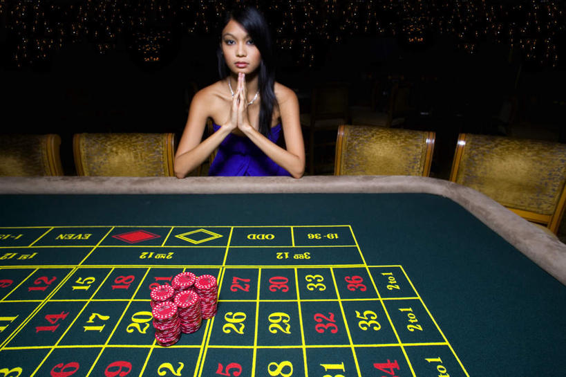 东方人,一个人,坐,横图,室内,白天,正面,游戏,赌博,贪欲,竞争,桌面,桌子,玩具,亚洲,仅一个年轻女性,仅一个女性,仅一个人,一排,许多,撑,握,服装,朦胧,模糊,整齐,木制,标志,数字,文字,字符,很多,玩,托腮,注视,休闲装,黄种人,娱乐,标识,刺激,排列,衣服,木制品,观察,看,托,休闲,休闲服,握着,筹码,赌场,阿拉伯数字,服饰,观看,活动,计数,察看,撑着,队列,发泄,关注,消遣,智力,托下巴,赌具,博彩,积累,累积,投机,侥幸,欲望,宣泄,筹马,记数,年轻女性,女人,女性,亚洲人,玩耍,嬉戏,坐着,半身,彩图,胜负,输赢,娱乐场