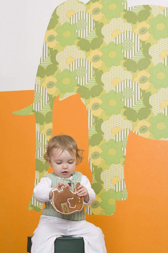 点心,西方人,婴儿,儿童,一个人,坐,竖图,室内,白天,正面,纯洁,壁纸,哺乳动物,大象,野生动物,椅子,欧洲,欧洲人,仅一个人,握,服装,墙,食品,曲奇,拿,拿着,注视,休闲装,墙壁,墙面,食物,小孩,衣服,动物,饼干,零食,观察,看,休闲,休闲服,可爱,握着,服饰,活泼,观看,察看,关注,宝宝,曲奇饼,曲奇饼干,纯真,烂漫,无邪,伶俐,天真,白种人,孩子,墙纸,象,坐着,半身,彩图