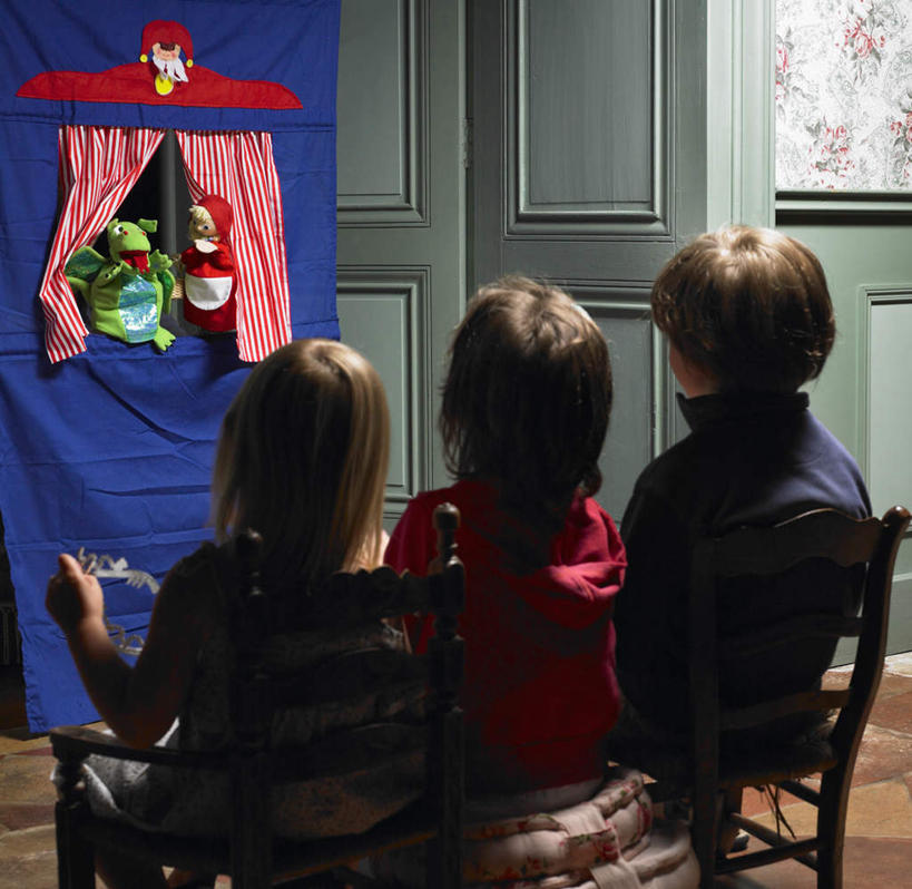 西方人,儿童,三个人,伙伴,朋友,站,坐,笑,微笑,露齿笑,横图,室内,白天,友谊,纯洁,窗户,窗帘,地板,椅子,欧洲,欧洲人,一排,握,服装,整齐,装饰,墙,地面,拿,拿着,注视,休闲装,木地板,玻璃窗,墙壁,墙面,排列,三个,小孩,背面,衣服,帘子,观察,看,站着,休闲,休闲服,遮阳,可爱,童年,童趣,握着,服饰,观看,华丽,修饰,点缀,察看,木偶,队列,关注,童真,烂漫,无邪,衬托,美观,雅致,雅观,布袋木偶,木偶戏,掌上木偶,指头木偶,天真,友情,男孩,男人,男性,女孩,女人,女性,白种人,站立,坐着,半身,彩图,男生,女生