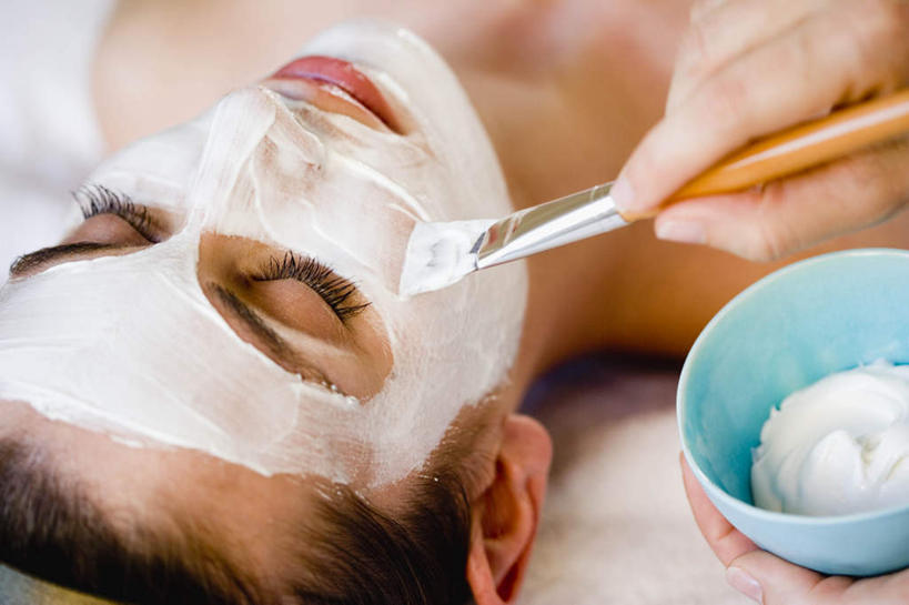 西方人,脸,头,脸颊,手,两个人,伙伴,朋友,躺,闭眼,笑,微笑,横图,俯视,室内,特写,白天,化妆,美容,友谊,床,欧洲,欧洲人,双手,护肤,握,朦胧,模糊,美白,塑料,床单,拿,拿着,被子,肩膀,一个,蓝色,化妆品,化妆刷,容器,刷子,塑料制品,碗,清洁,保养,享受,休闲,手部,面膜,放松,去角质,握着,保健,单个,保湿,储藏,滋润,美容工具,被单,护肤品,化妆用品,储存,去死皮,护肤用品,舒缓,养颜,按摩床,化妆工具,膏状,膏状面膜,去污,控油,紧肤,嫩肤,祛痘,去痘,祛角质,抗衰,再生,增白,补水,祛斑,抗皱,防皱,除皱,去皱,卧着,友情,年轻女性,女人,女性,白种人,头部,脸部,脸蛋,面部,闭眼睛,闭着眼,闭着眼睛,躺着,卧,半身,彩图,高角度拍摄,面膜刷,搓背床,理疗床,美容床,指压床,贮存