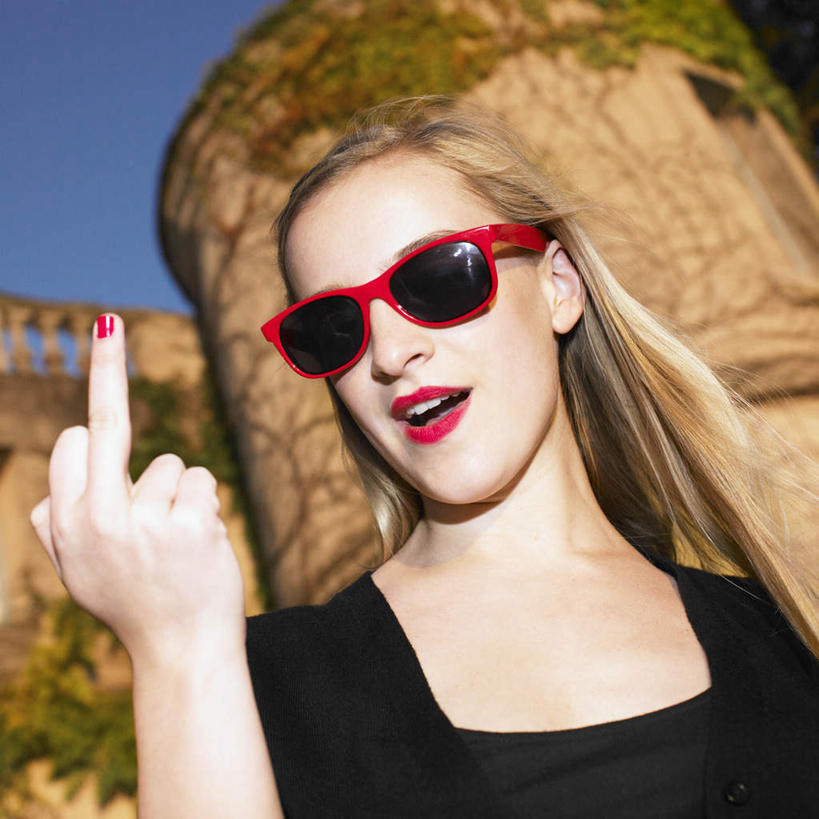 西方人,中指,一个人,站,笑,微笑,露齿笑,方图,室外,白天,正面,欧洲,欧洲人,仅一个年轻女性,仅一个女性,仅一个人,指,阴影,服装,光线,墨镜,眼镜,影子,堡垒,城堡,注视,休闲装,方向,衣服,蓝色,蓝天,天空,阳光,太阳镜,太阳眼镜,天,观察,看,手势,站着,休闲,向上,休闲服,遮阳镜,竖,服饰,晴朗,观看,翘,察看,指向,要塞,鄙视,关注,挑衅,万里无云,藐视,讽刺,蔑视,嘲笑,人身攻击,设防,年轻女性,女人,女性,白种人,晴空,晴空万里,站立,半身,彩图