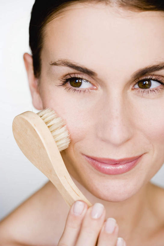 西方人,脸,头,脸颊,手,一个人,笑,微笑,竖图,室内,特写,白天,正面,欧洲,欧洲人,仅一个年轻女性,仅一个女性,仅一个人,擦,抚摸,握,拿,拿着,注视,裸露,肩膀,化妆刷,刷子,观察,看,手部,擦拭,握着,观看,单手,察看,美容工具,关注,裸,化妆工具,修面刷,揩擦,拭,年轻女性,女人,女性,白种人,头部,脸部,脸蛋,面部,半身,彩图,轻抚