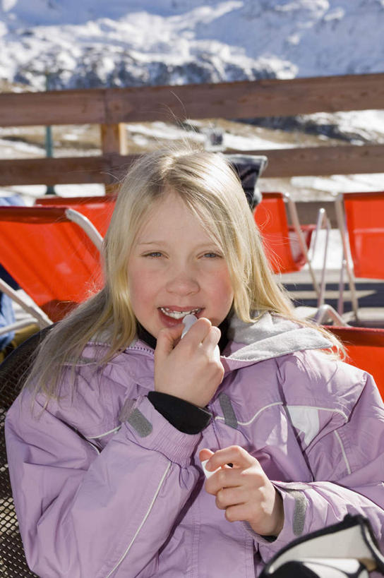 西方人,儿童,一个人,站,竖图,室外,白天,正面,纯洁,雪,大雪,椅子,欧洲,欧洲人,仅一个女性,仅一个人,握,服装,躺椅,积雪,雪景,冬季,冬天,拿,拿着,注视,小孩,衣服,唇膏,化妆品,润唇膏,观察,看,站着,仅一个小孩,保养,温暖,寒冷,可爱,童年,童趣,握着,服饰,观看,保湿,保暖,沙滩椅,察看,滋润,御寒,化妆用品,关注,滑雪服,童真,烂漫,无邪,养颜,补水,严寒,竞技服,旅游服,唇棒,冬装,天真,女孩,女人,女性,白种人,孩子,站立,半身,彩图,女生