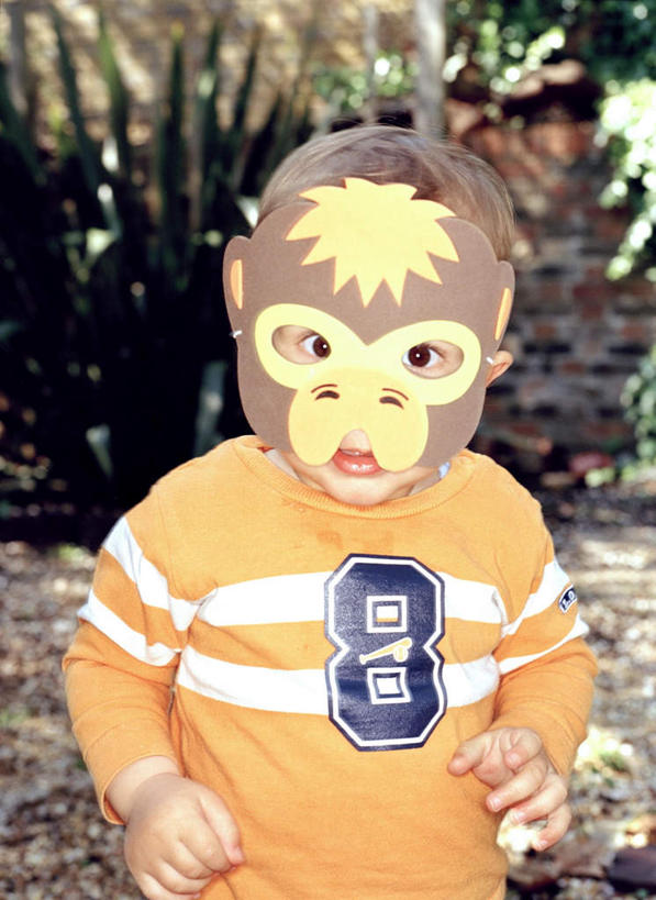 西方人,儿童,一个人,站,竖图,室内,白天,正面,纯洁,草地,草坪,植物,猴,野生动物,猴子,欧洲,欧洲人,仅一个男性,仅一个人,阴影,服装,光线,面具,影子,注视,休闲装,草,小孩,衣服,绿色,阳光,动物,观察,看,站着,仅一个小孩,休闲,休闲服,可爱,童年,童趣,服饰,活泼,观看,察看,关注,童真,烂漫,无邪,长毛吼猴,吼猴,鬃毛吼猴,天真,男孩,男人,男性,白种人,孩子,站立,半身,彩图,男生