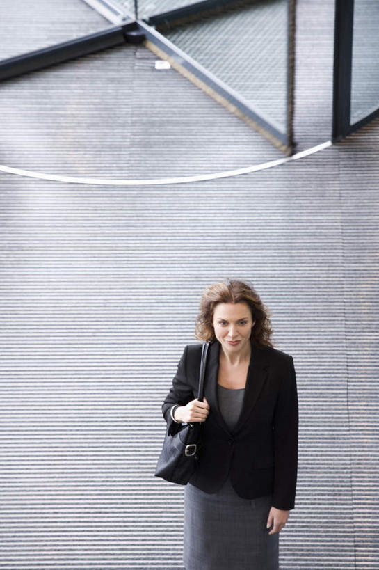 西方人,背,一个人,商务人士,商务女性,站,竖图,俯视,室内,白天,门,欧洲,欧洲人,仅一个女性,仅一个人,握,套装,包,皮包,拿,拿着,注视,门框,背着,观察,看,站着,仅一个中年女性,握着,旋转门,观看,单肩包,察看,关注,商务装,工薪阶层,背负,女人,女性,中年女性,白种人,白领,上班族,站立,半身,彩图,高角度拍摄