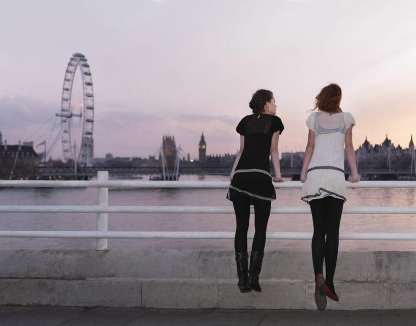 西方人,两个人,伙伴,朋友,栏杆,站,横图,室外,白天,友谊,河流,日落,水,英国,欧洲,伦敦,欧洲人,撑,阴影,服装,光线,影子,河水,水流,晚霞,霞光,落日,摩天轮,围栏,首都,休闲装,护栏,伦敦眼,泰晤士河,背面,衣服,阳光,黄昏,站着,休闲,休闲服,彩霞,服饰,撑着,西欧,大不列颠,威斯敏斯特市,大不列颠及北爱尔兰联合王国,大不列颠联合王国,日不落英帝国,雾都,夕照,千禧之轮,友情,年轻女性,女人,女性,白种人,夕阳,站立,彩图,全身,斜阳