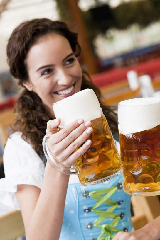 啤酒,西方人,一个人,站,笑,微笑,露齿笑,竖图,室内,白天,正面,民族服装,杯子,欧洲,欧洲人,仅一个年轻女性,仅一个女性,仅一个人,握,服装,节日,朦胧,模糊,庆祝,酒类,拿,拿着,注视,文化,玻璃制品,酒,饮料,衣服,黄色,酒杯,啤酒杯,啤酒节,观察,看,站着,庆典,握着,服饰,观看,纪念,察看,衣着,穿着,关注,衣饰,慕尼黑啤酒节,年轻女性,女人,女性,白种人,玻璃杯,站立,半身,彩图,传统服装,民俗服